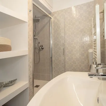 Elegante Con Terrazza Turyn