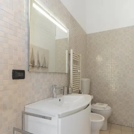 Elegante Con Terrazza