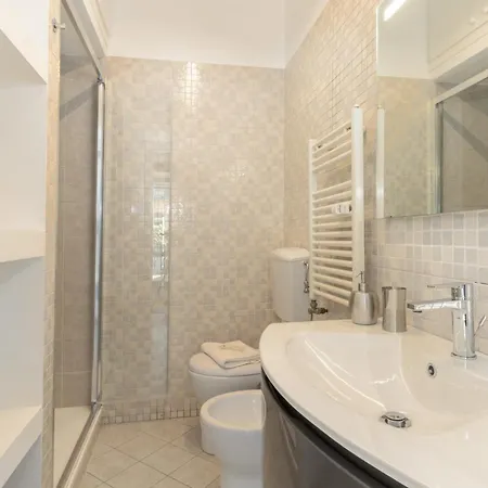 Elegante Con Terrazza