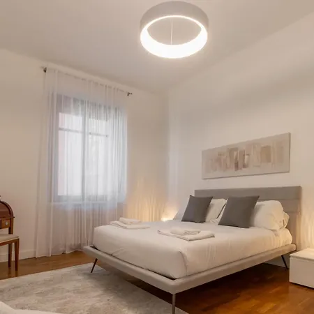 Elegante Con Terrazza Turyn