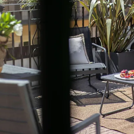 Elegante Con Terrazza